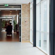 Usi batante, usi batante automate, usi batante din sticla, usi batante automate birou, usi batante automate centre comerciale, usi batante automate magazin, usi batante spitale, usi batante evacuare, usi batante Record