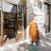 Usi batante, usi batante automate, usi batante din sticla, usi batante automate birou, usi batante automate centre comerciale, usi batante automate magazin, usi batante spitale, usi batante evacuare, usi batante Record